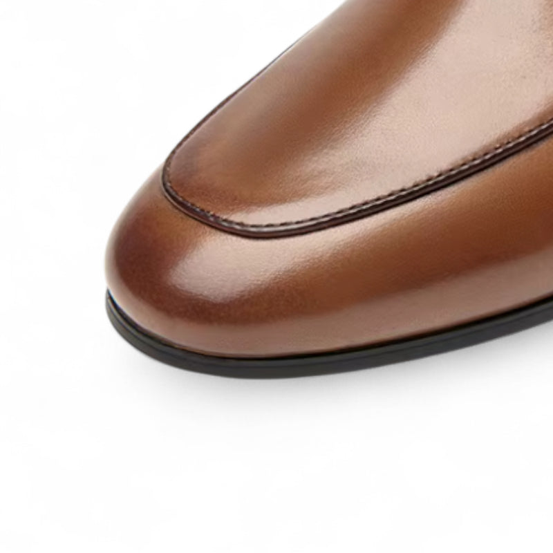 Mocassin En Cuir Marron Vernis Avec Talon Et Bijoux Femme