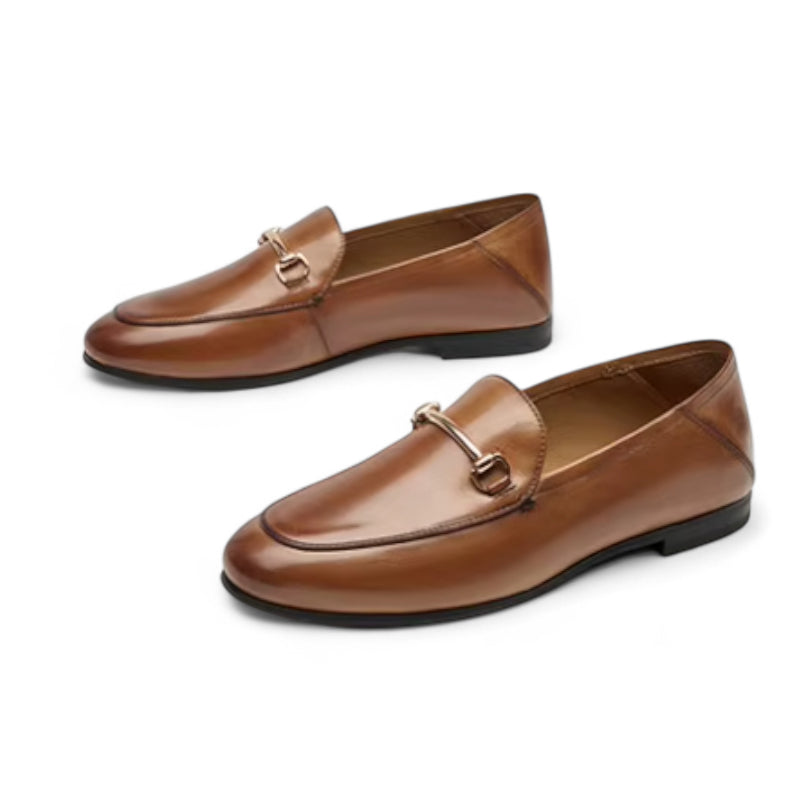 Mocassin En Cuir Marron Vernis Avec Talon Et Bijoux Femme