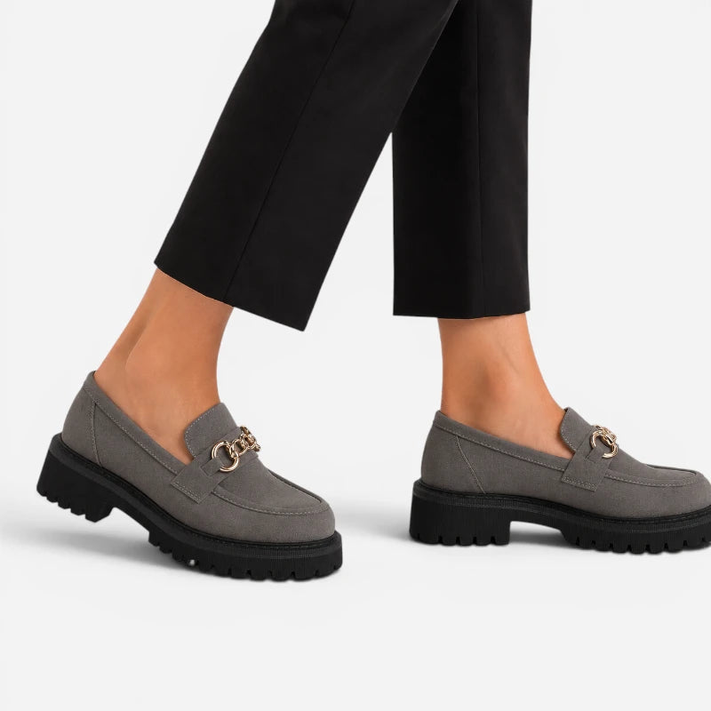Mocassin Plateforme Compensé Gris Avec Chaine Dorée Femme