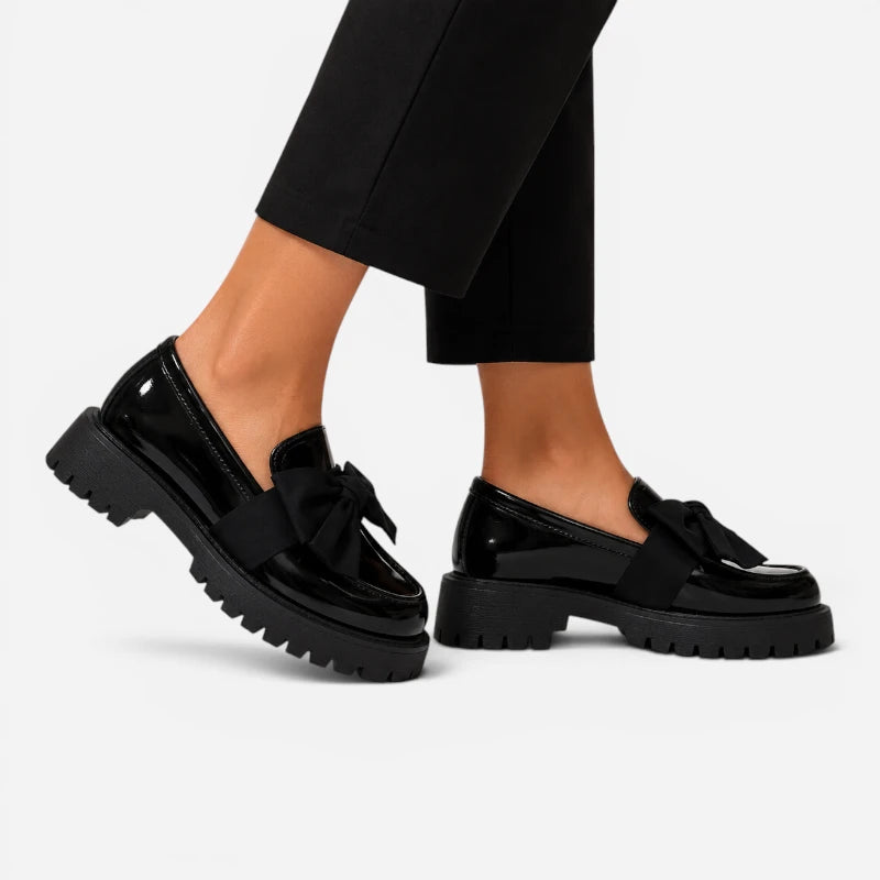 Mocassin Compensé En Cuir Vernis Noir À Noeud Papillon