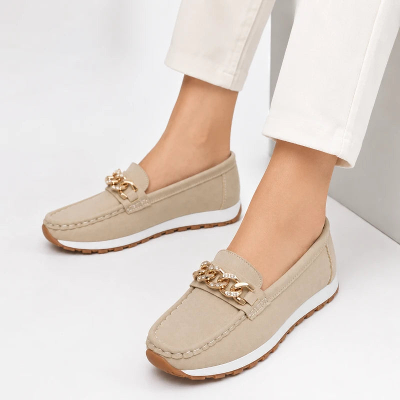Mocassin Beige Compensé À Chaine Dorée