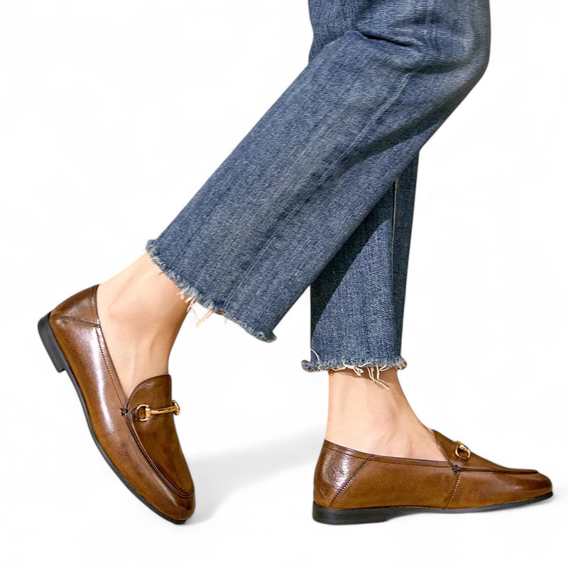 Mocassin En Cuir Marron Vernis Avec Talon Et Bijoux Femme