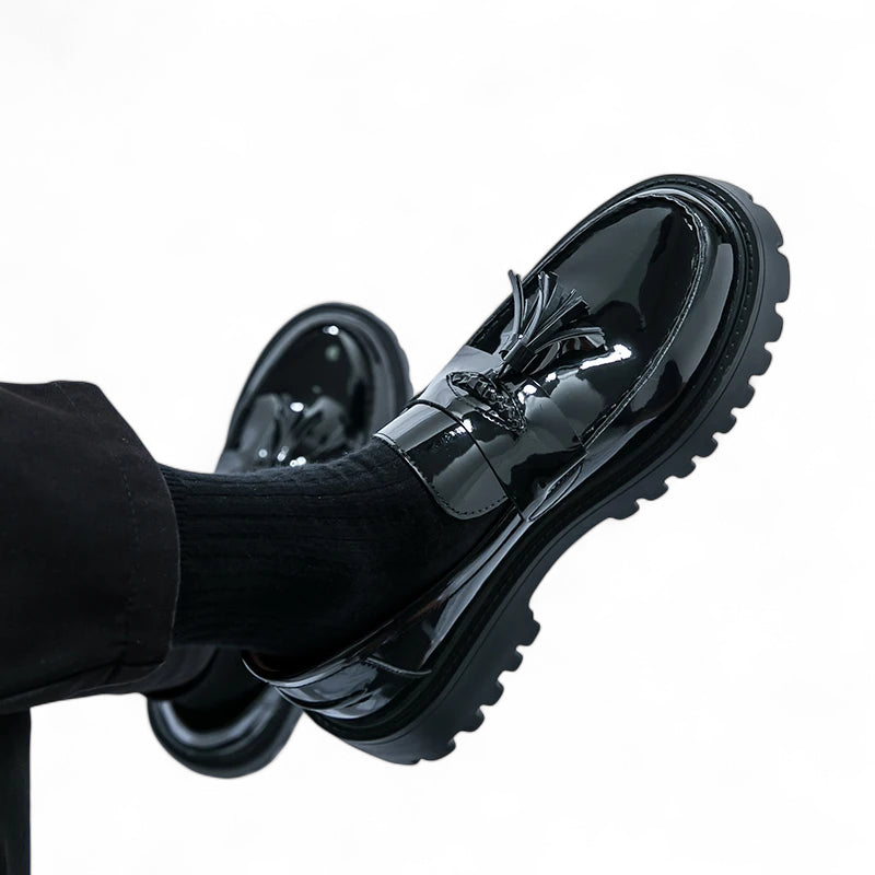 Mocassin Compensé En Cuir Vernis Noir à Gland Pour Homme