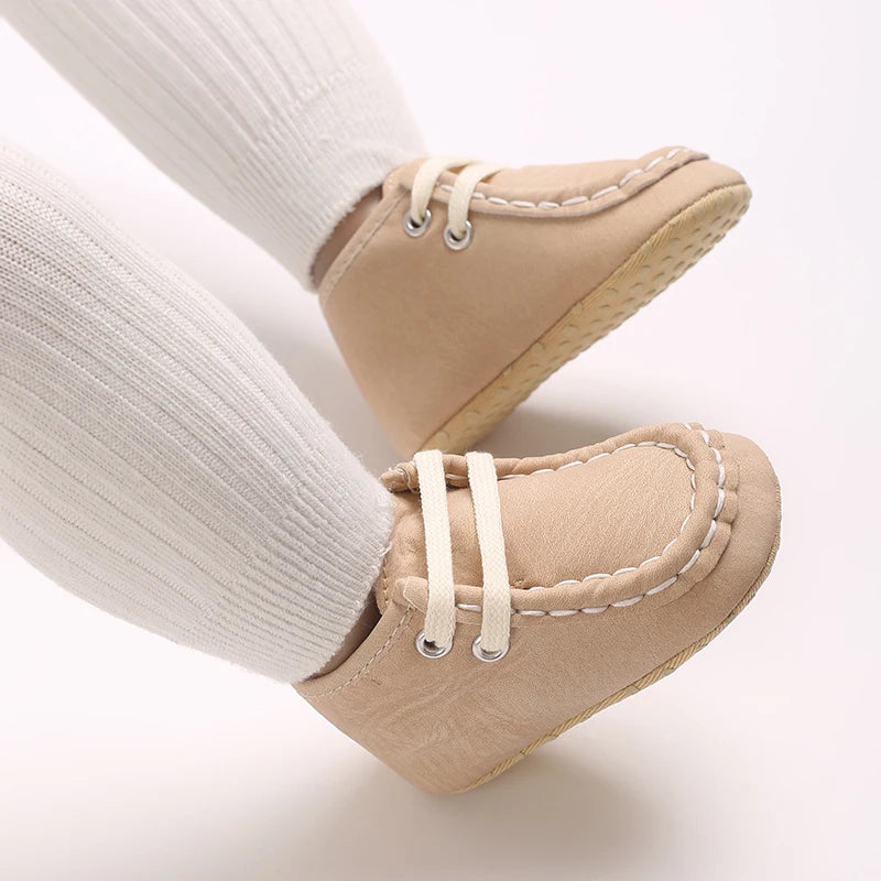 Mocassin En Daim Beige Coutures Blanches Pour Bébé
