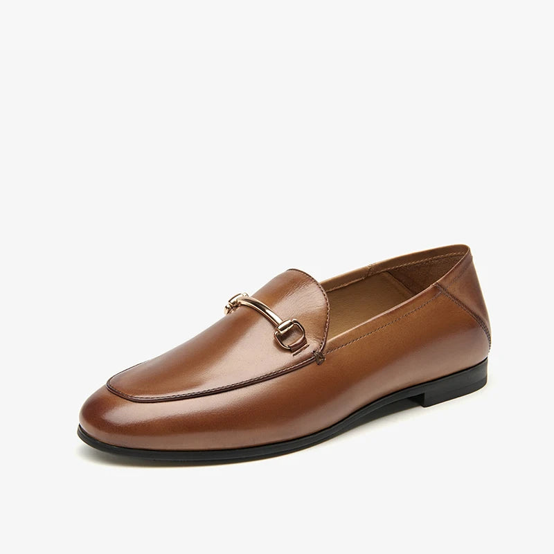 Mocassin En Cuir Marron Vernis Avec Talon Et Bijoux Femme