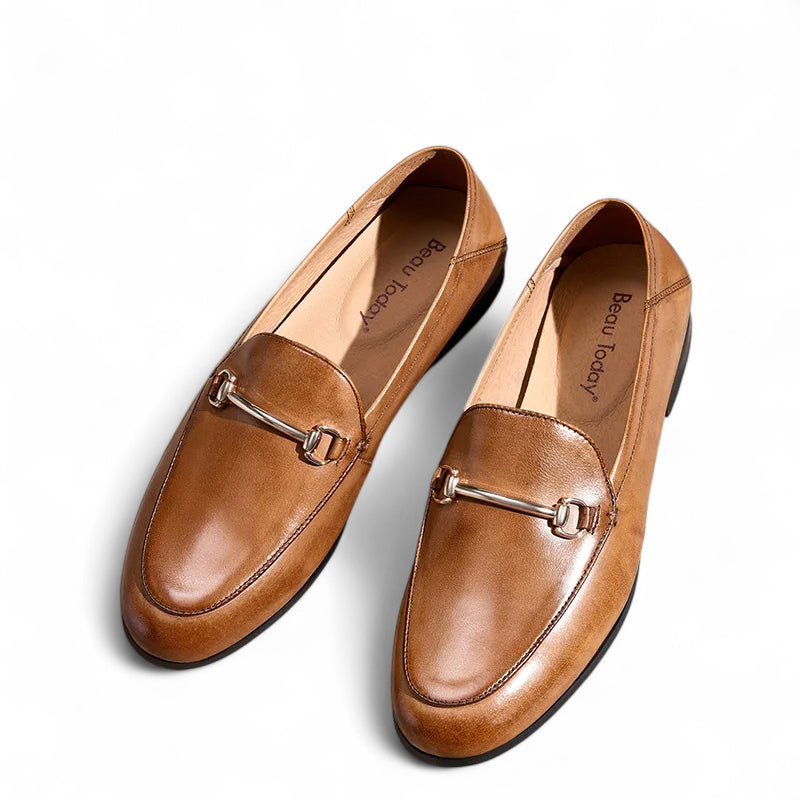 Mocassin En Cuir Marron Vernis Avec Talon Et Bijoux Femme