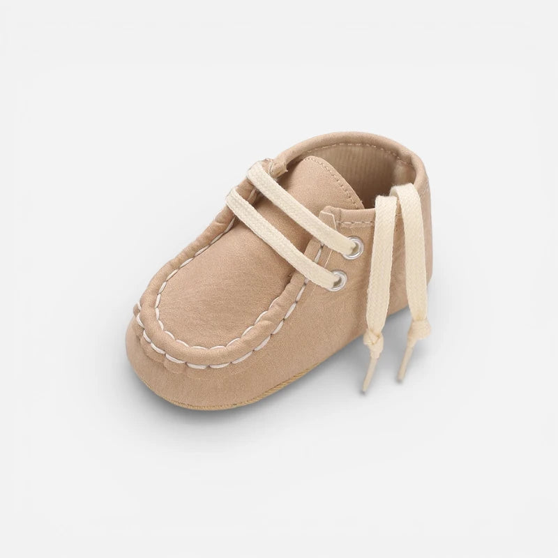 Mocassin En Daim Beige Coutures Blanches Pour Bébé