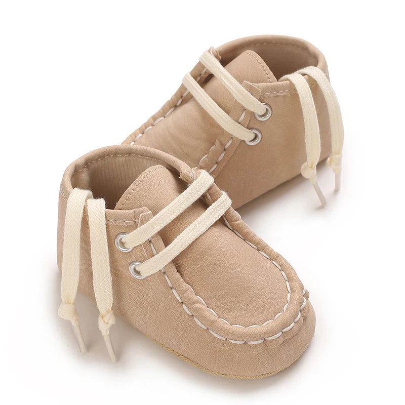 Mocassin En Daim Beige Coutures Blanches Pour Bébé