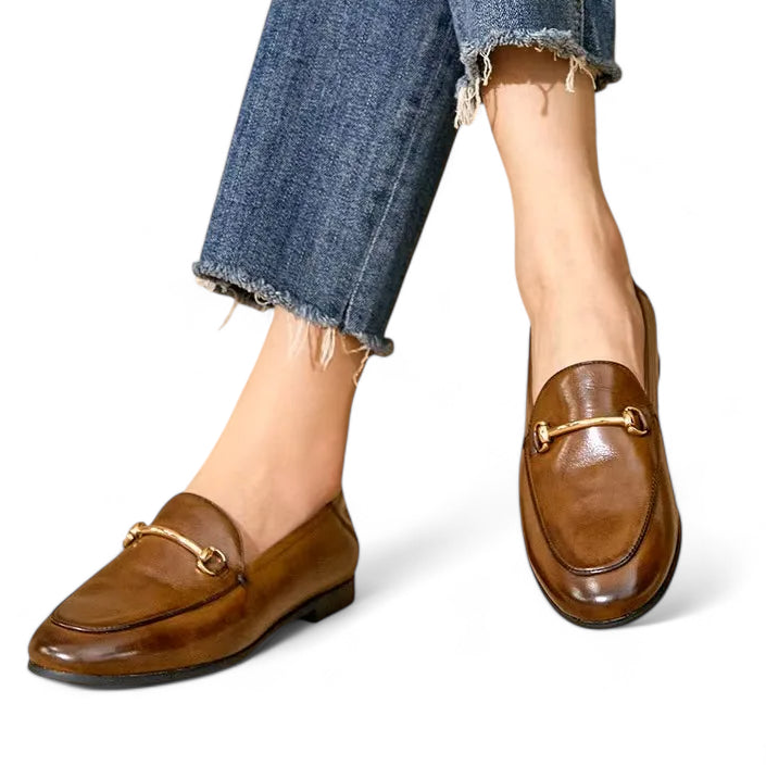 Mocassin En Cuir Marron Vernis Avec Talon Et Bijoux Femme