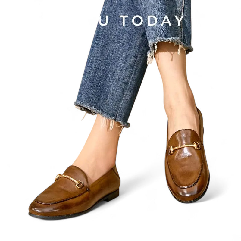 Mocassin En Cuir Marron Vernis Avec Talon Et Bijoux Femme